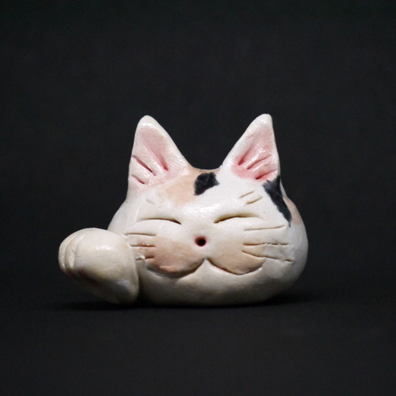 手作り猫の置物 - 愛らしい表情の陶器作品